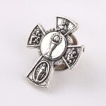 Pin's en forme de croix avec images pieuses