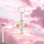 Porte-clés croix en résine – Motif floral et inscription biblique